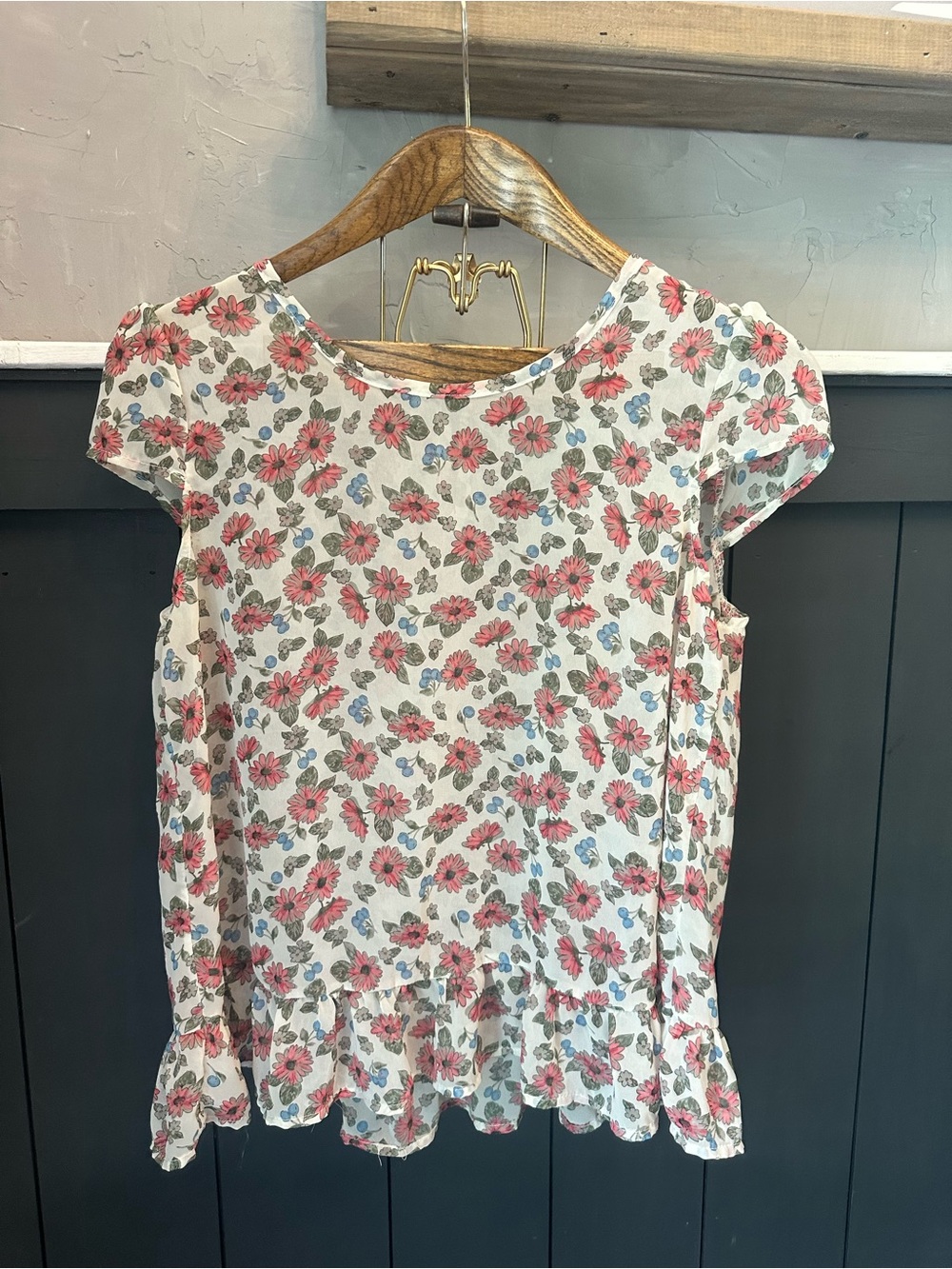 Cozy Casual Floral Ruffle Cap Sleeve Top Size L Lightweight Feminine Blouse